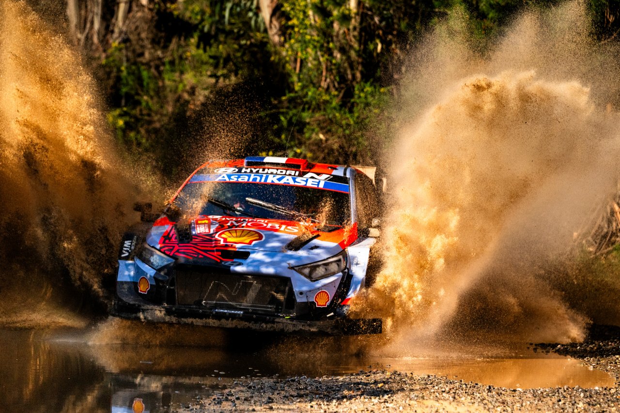 Solberg povečal prednost, Evansa in Ogierja ločuje le 1,3 sekunde Solberg povečal prednost, Evansa in Ogierja ločuje le 1,3 sekunde